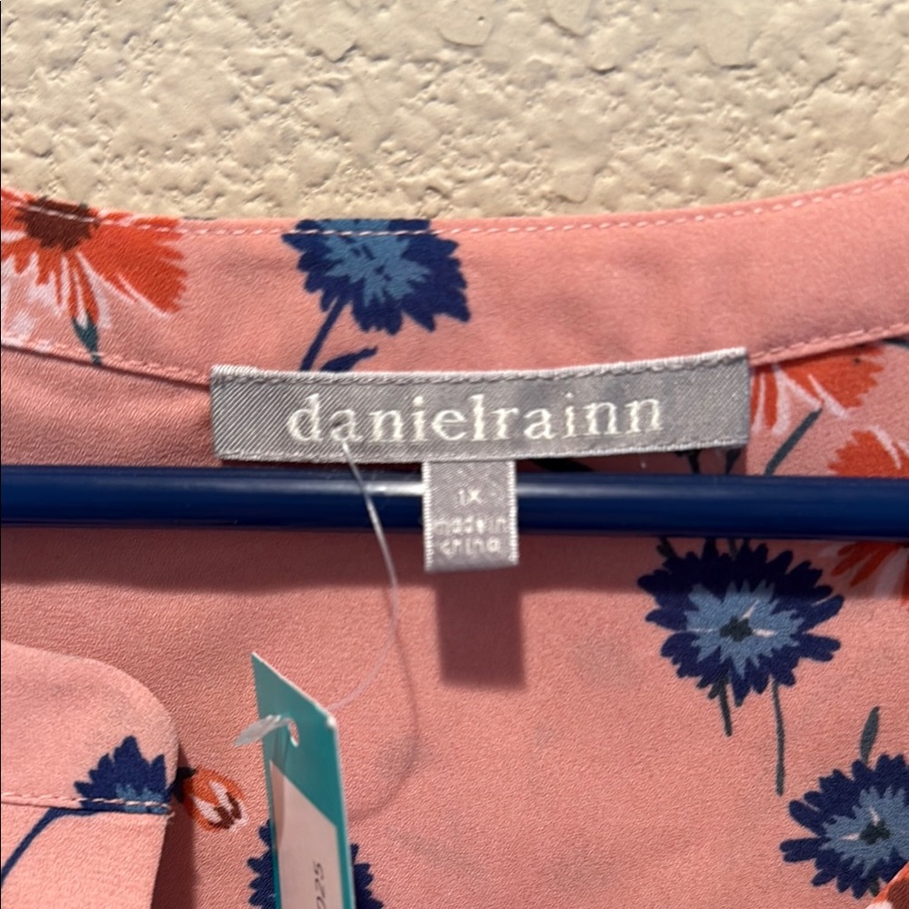 Daniel Rainn Pink Sleeveless Blouse with Buttoned Detail - Picture 3 of 5